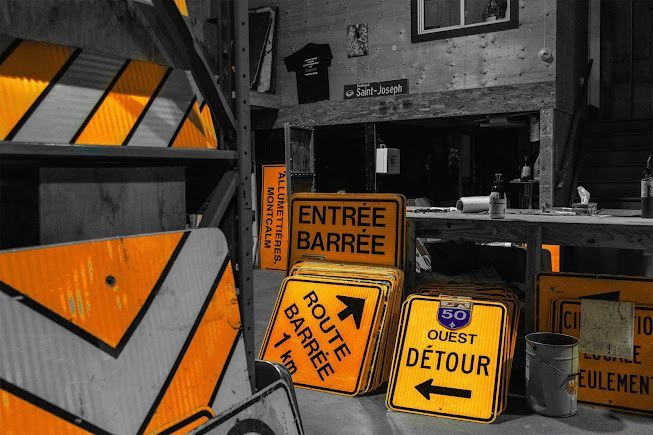 Mettre en place des mesures de sécurité routière avant le début des travaux aide les équipes de construction à définir clairement les trajets de circulation, la signalisation et les zones interdites.